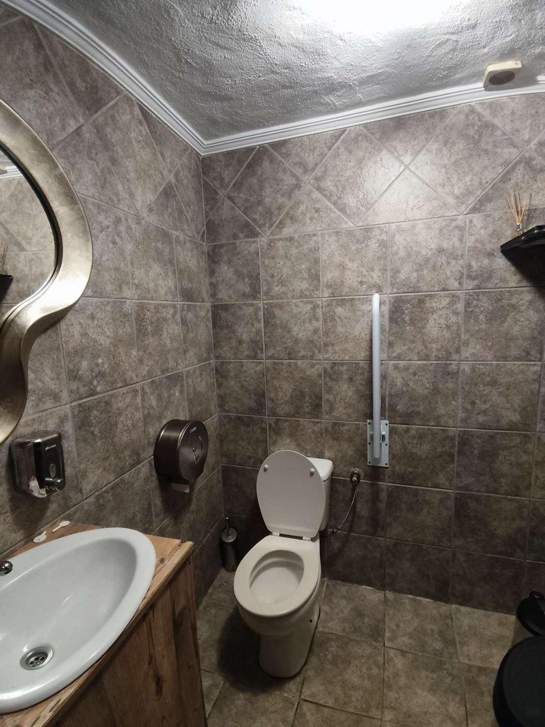 Negocio de Hostelería listo para funcionar a solo 50 metros del Paseo Marítimo de Salobreña