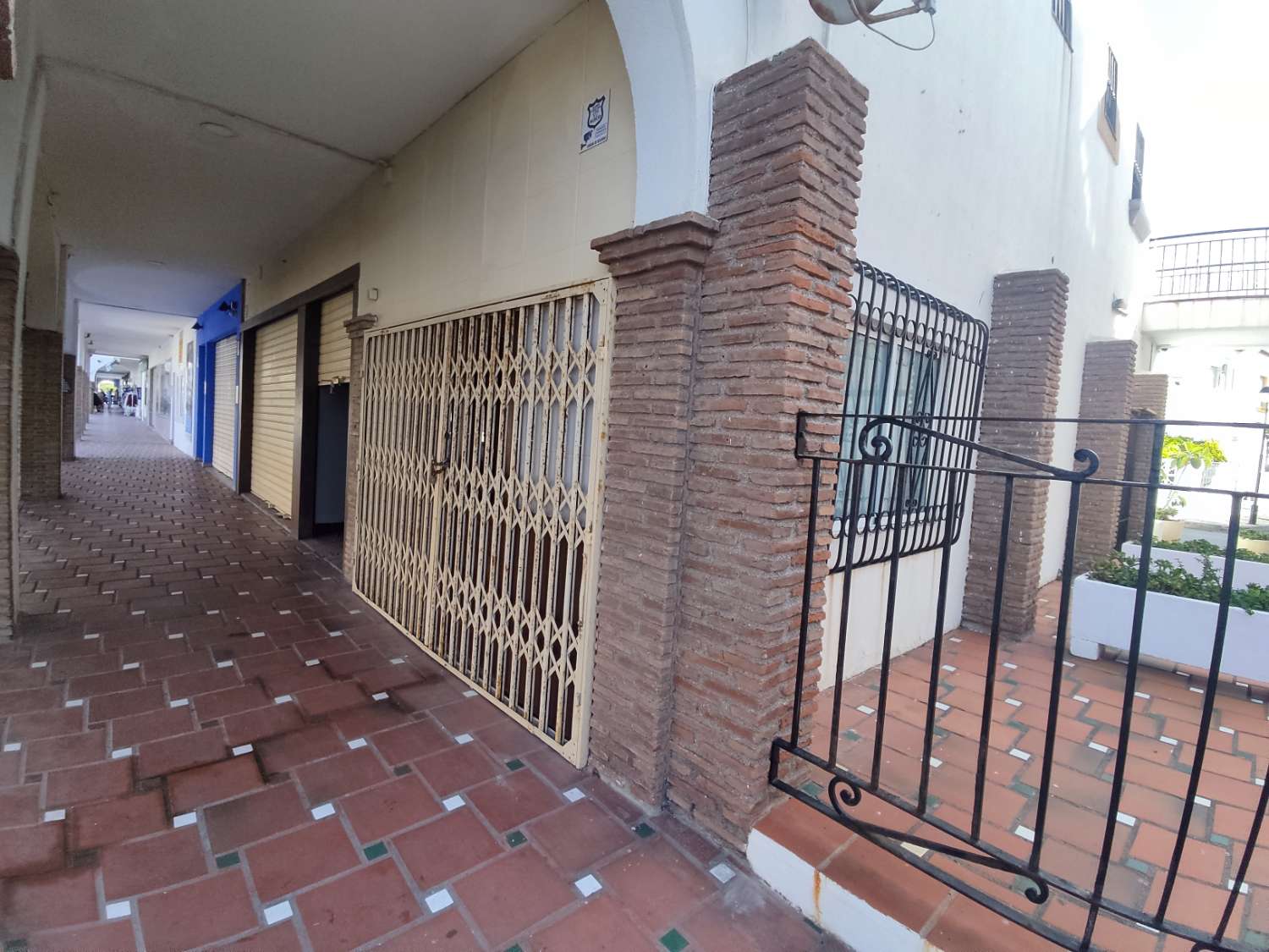 Negocio de Hostelería listo para funcionar a solo 50 metros del Paseo Marítimo de Salobreña