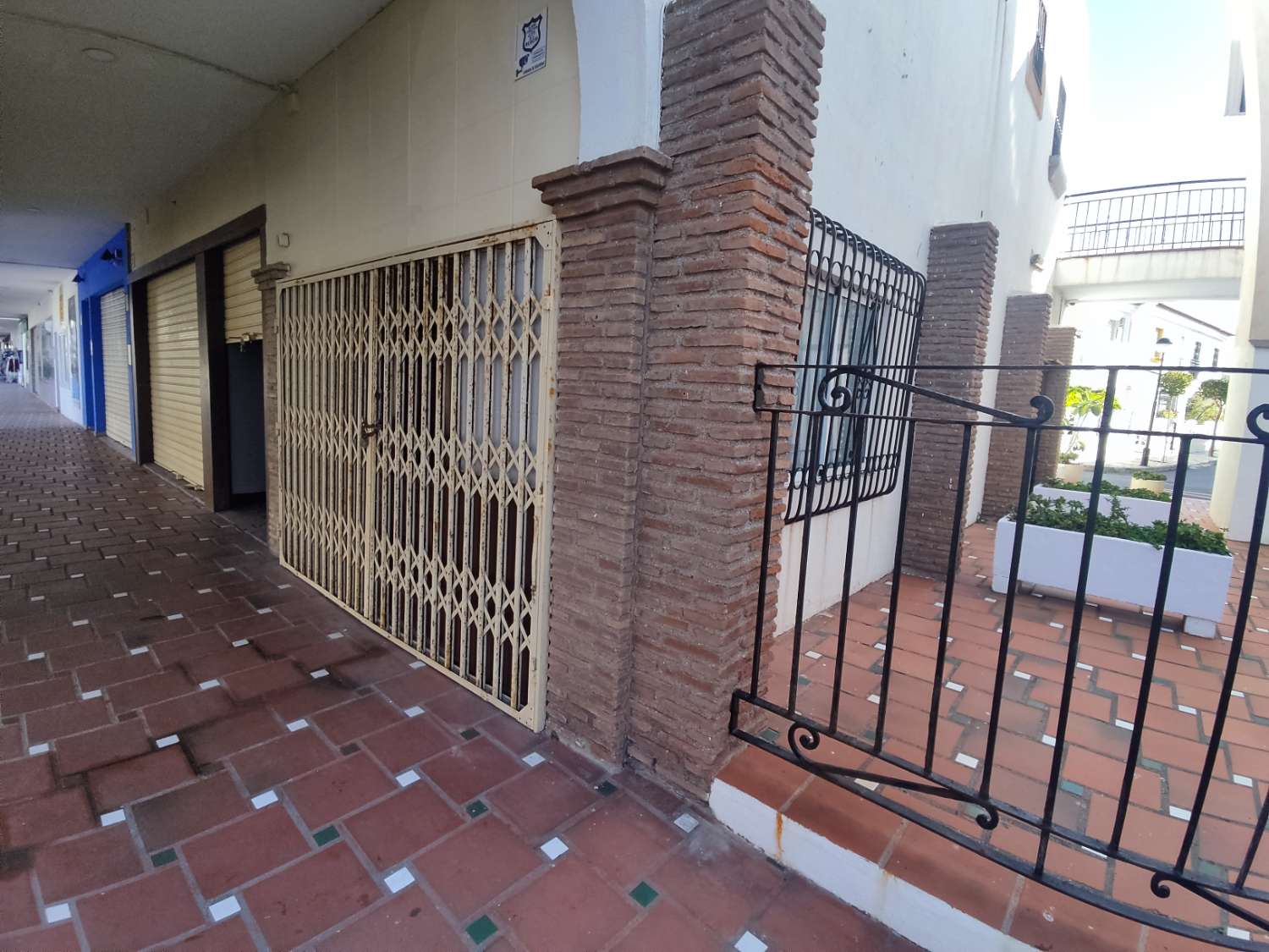 Negocio de Hostelería listo para funcionar a solo 50 metros del Paseo Marítimo de Salobreña